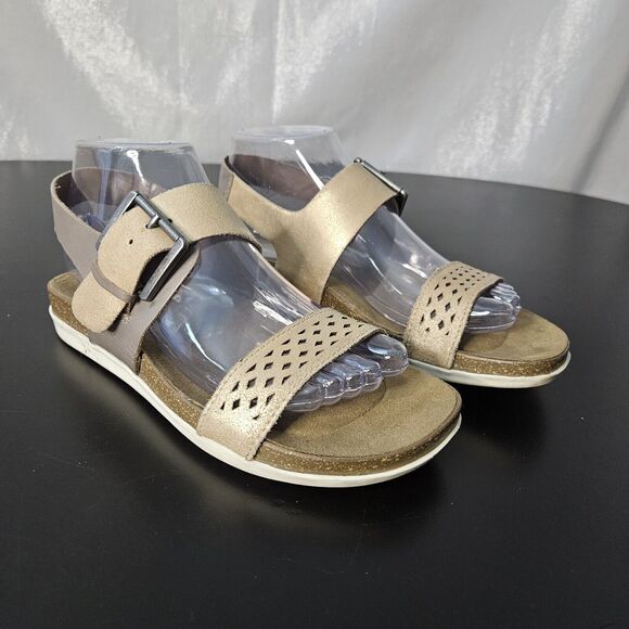 ROCKPORT Gold Adipene Metallic Sandal Sz 7 Leather Cutout Flat - Picture 1 of 9